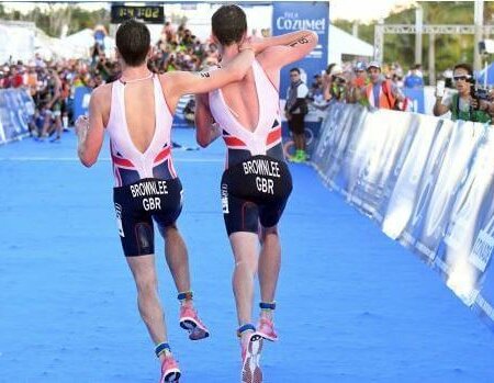 Triathlon World Series: British Triathlete Alistair Brownlee Helps Brother